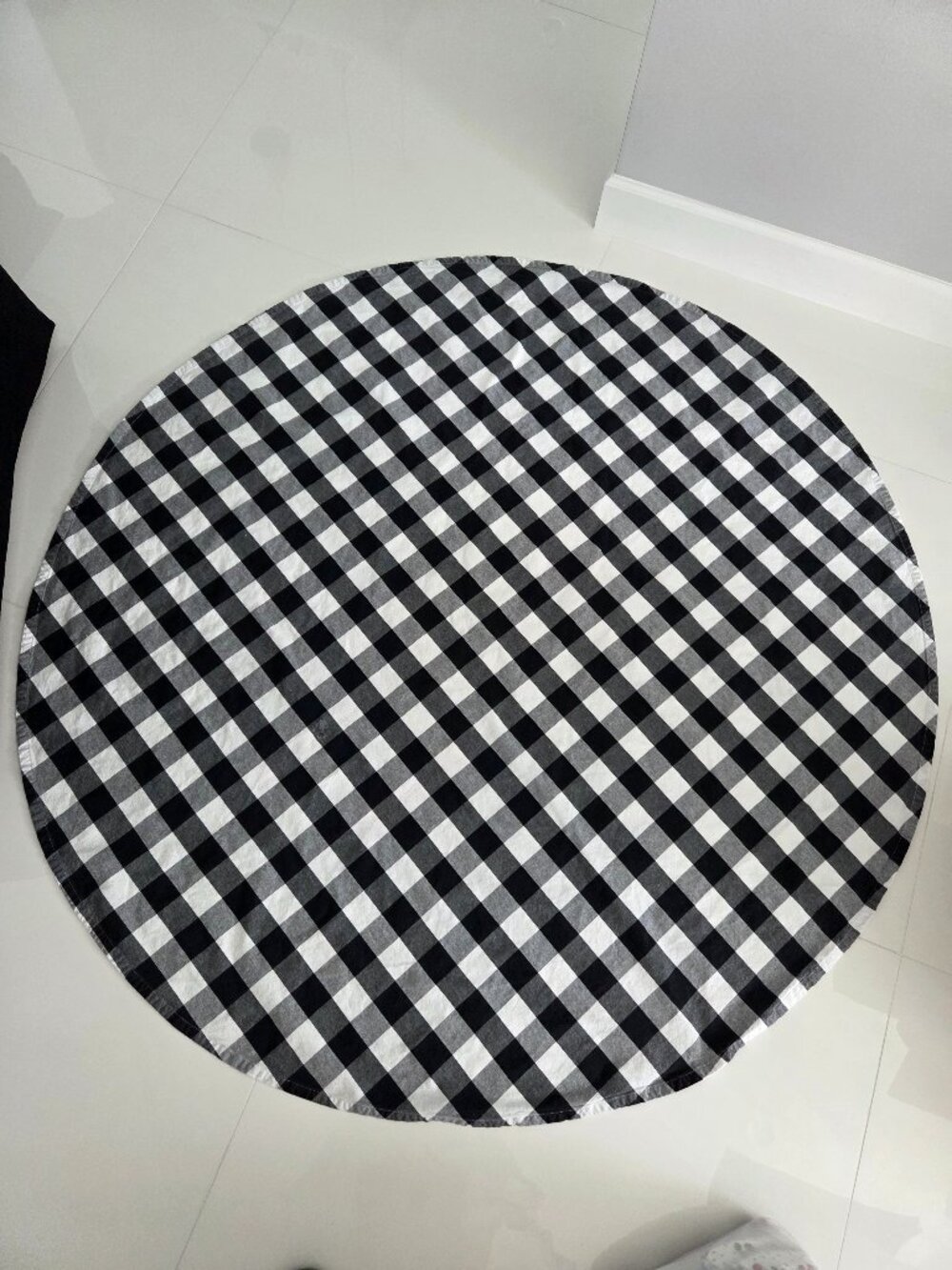 Round Tablecloth - Picture 1 of 3